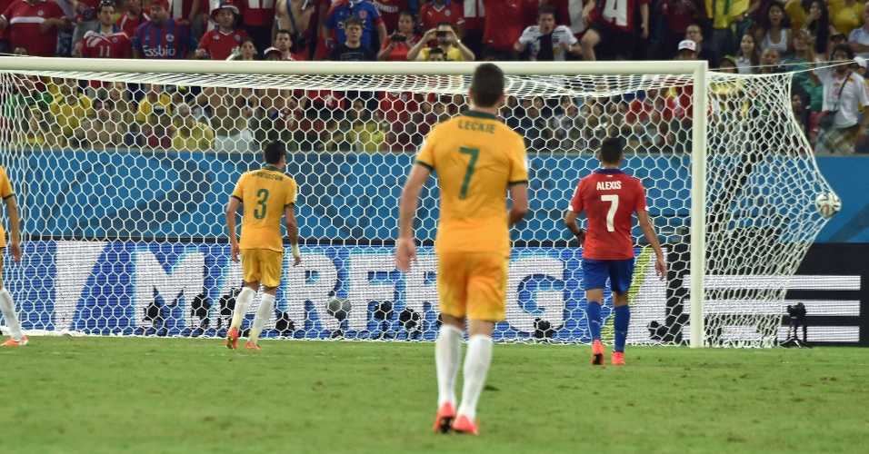 Ryan, goleiro da Austrália, não alcança chute de Beausejour no 3° gol do Chile