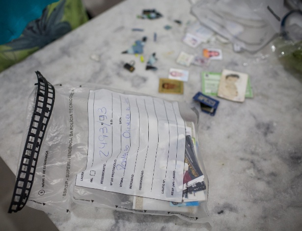Saco da Polícia Científica de SP com os pertences que estavam com Ronaldo Oliveira dos Santos no momento da queda do guindaste no Itaquerão
