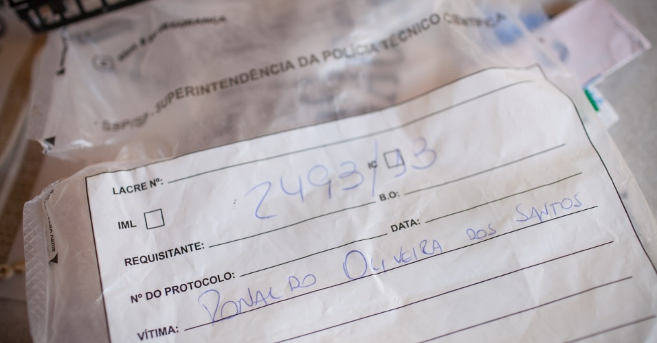 Saco da Polícia Científica de SP com os pertences que estavam com Ronaldo Oliveira dos Santos no momento da queda do guindaste no Itaquerão
