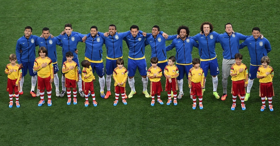 Seleção brasileira canta hino nacional com força antes de estreia na Copa do Mundo diante da Croácia