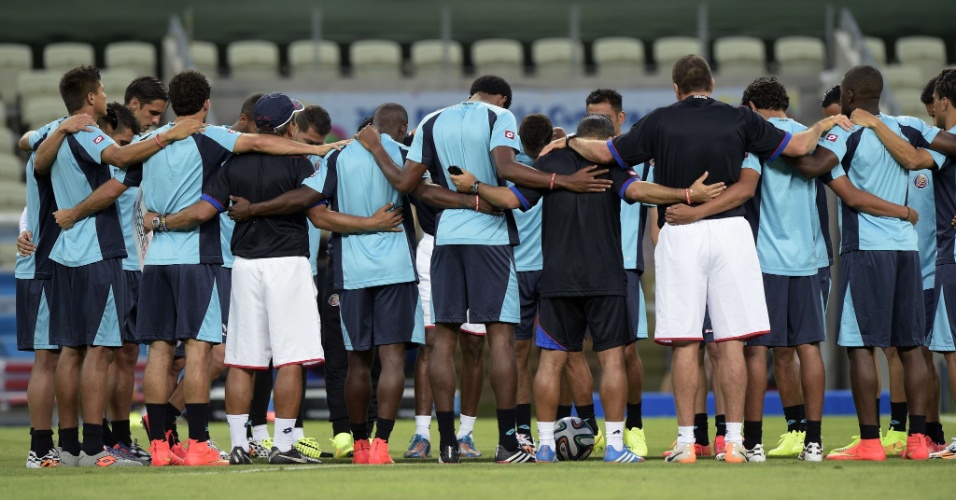 Seleção da Costa se reúne em roda antes do início de treino no estádio Castelão