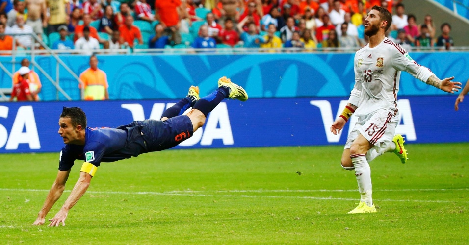 13.jun.2014 - Sergio Ramos observa cabeceio de Van Persie, que encobriu Casillas e igualou o placar no jogo entre Espanha e Holanda