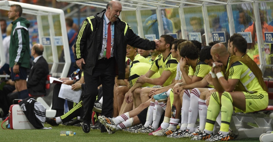 13.jun.2014 - Técnico Vicente Del Bosque consola os jogadores da Espanha após a derrota para a Holanda por 5 a 1
