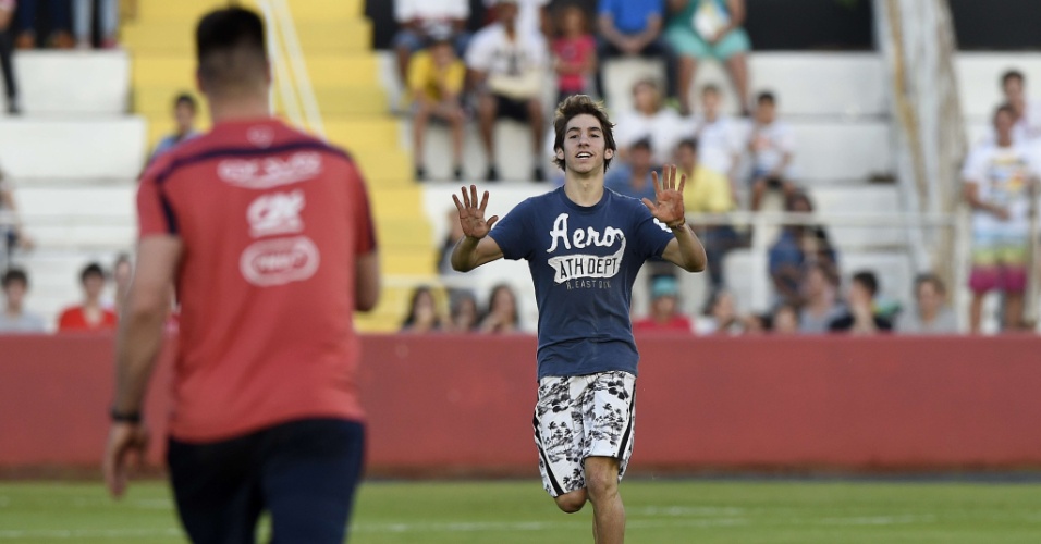 Torcedor invade treino França no estádio Santa Cruz, em Ribeirão Preto