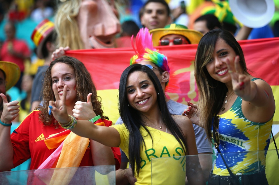 Torcedora brasileira acompanha clássico entre Espanha e Holanda na Arena Fonte Nova