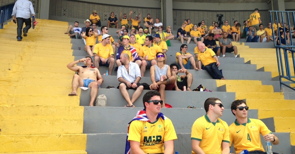 13.jun.2014 - Torcedores australianos se acomodam em arquibancadas ao redor da Fan Fest de Cuiabá antes de duelo entre Chile e Austrália, pelo grupo B