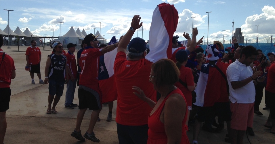 13.jun.2014 - Torcedores chilenos se concentram nas imediações da Arena Pantanal, em Cuiabá, antes de duelo entre Chile e Austrália