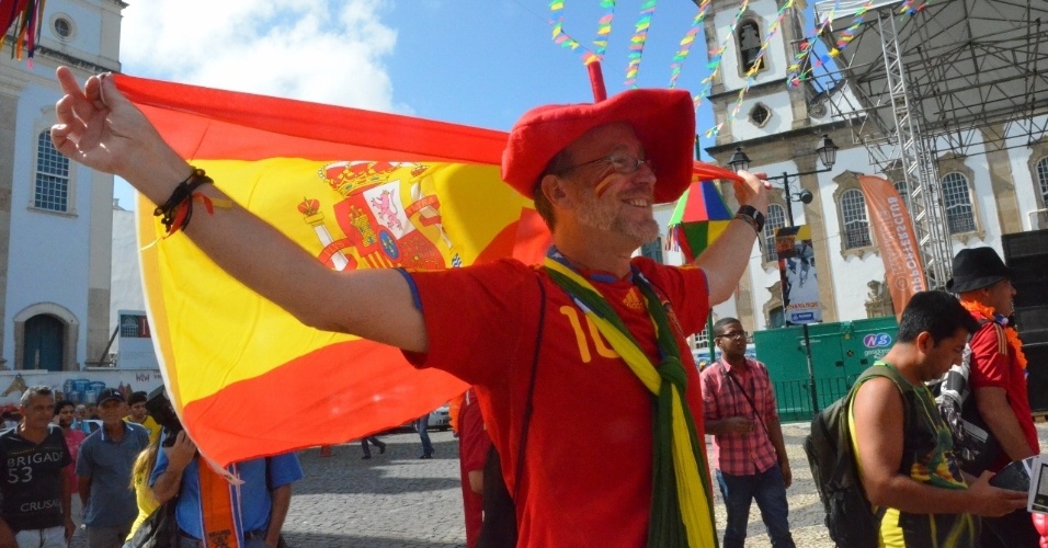 13.jun.2014 - Torcedores confraternizam antes do duelo entre Holanda e Espanha, em Salvador, pela Copa do Mundo