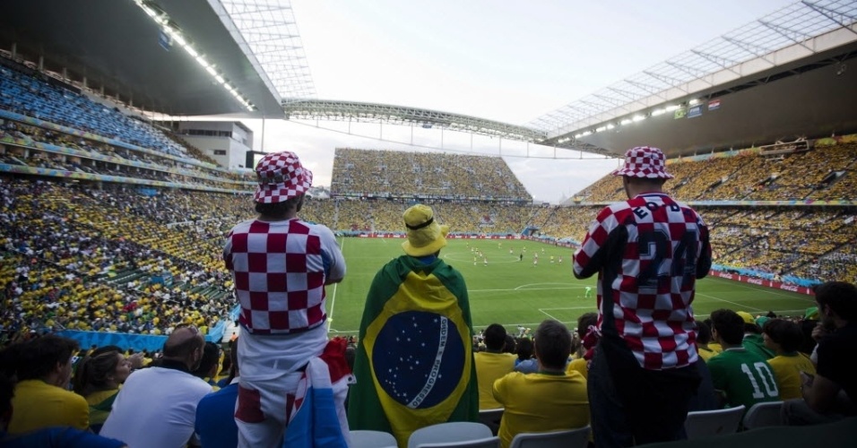 Torcedores de Brasil e Croácia assistem ao jogo de abertura da Copa do Mundo no Itaquerão 12.jun.2014