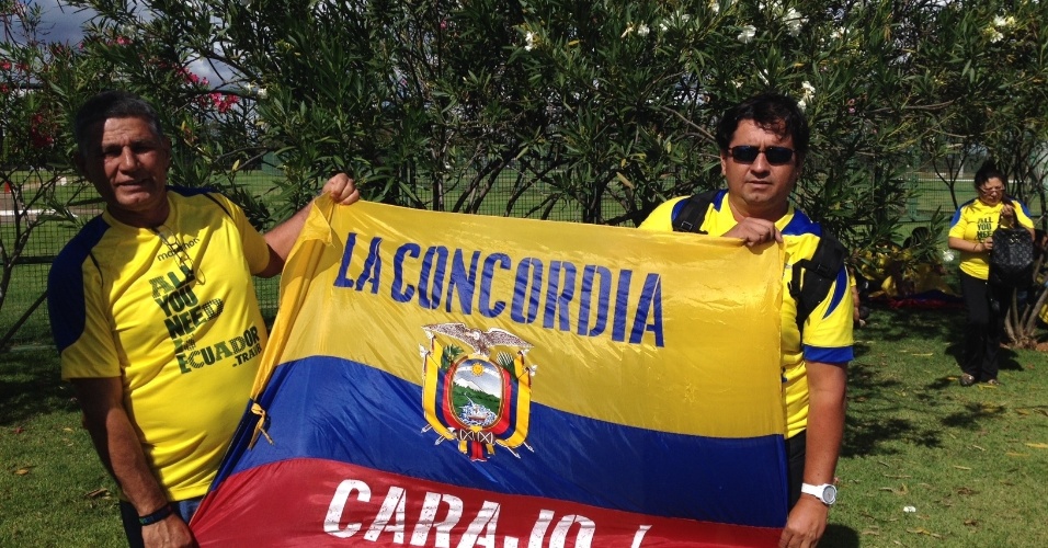 Torcedores do Equador apoiam seleção na chegada em hotel, em Brasília
