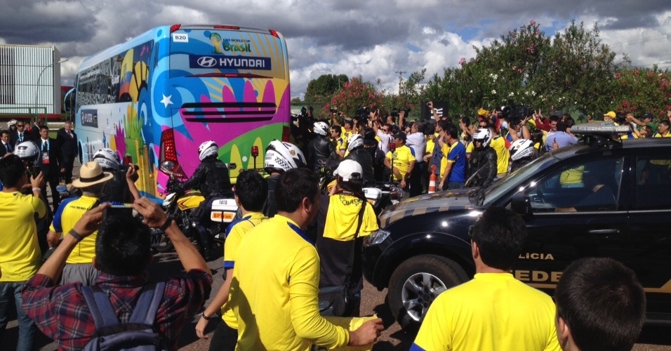 Torcedores do Equador apoiam seleção na chegada em hotel, em Brasília