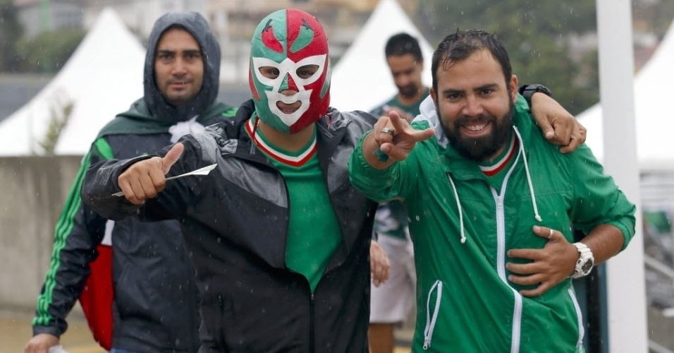 Torcedores mexicanos ignoram a chuva de Natal e chegam à Arena das Dunas para assistir à partida entre México e Camarões