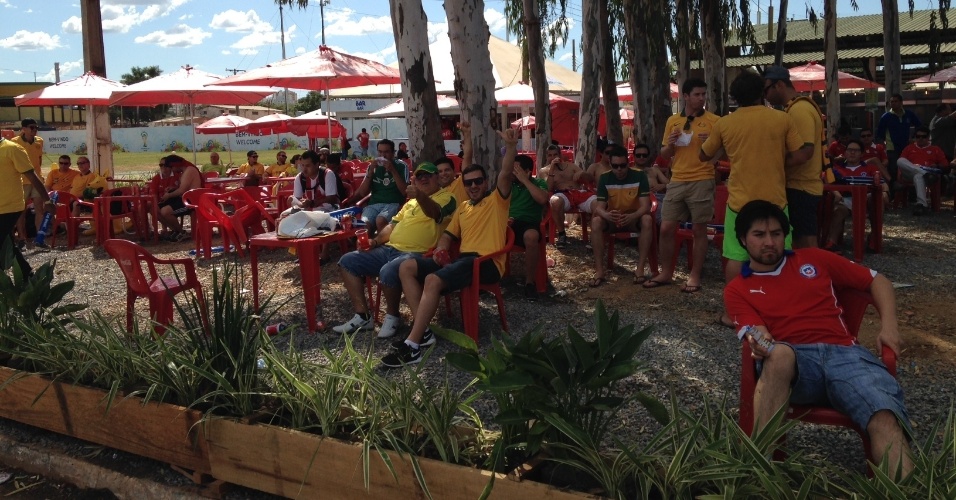 13.jun.2014 - Torcedores passam tempo em bar antes de partida entre Chile e Austrália, na Arena Pantanal, pelo grupo B da Copa do Mundo