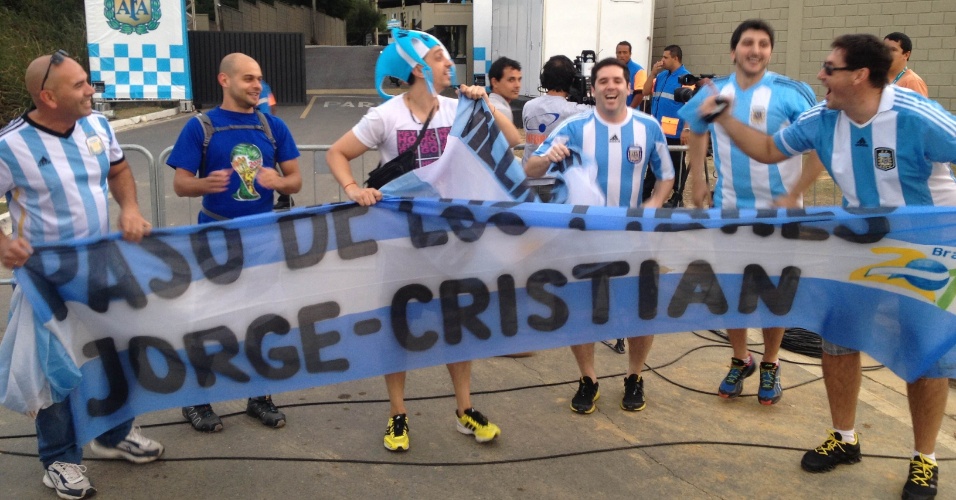Torcida argentina faz festa para sua seleção na saída da Cidade do Galo, rumo ao Rio de Janeiro