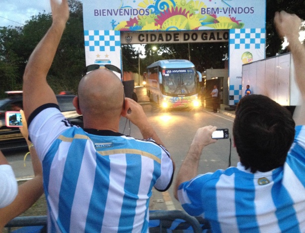 Torcida argentina faz festa para sua seleção na saída da Cidade do Galo, rumo ao Rio de Janeiro