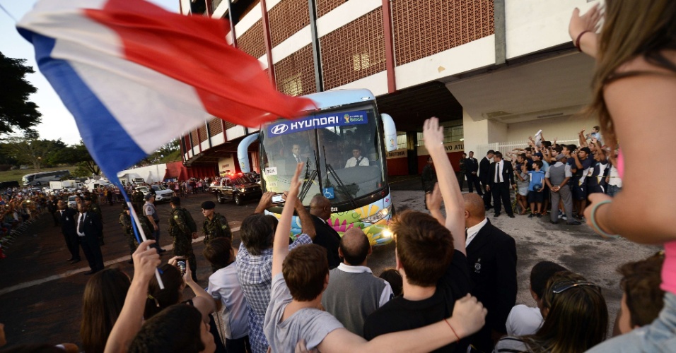 Torcida faz a festa em saída do ônibus com a delegação da França do estádio Santa Cruz