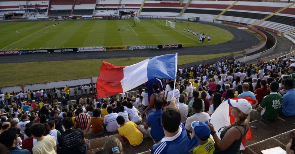 Torcida marca presença no estádio Santa Cruz para acompanhar o treino da seleção da França