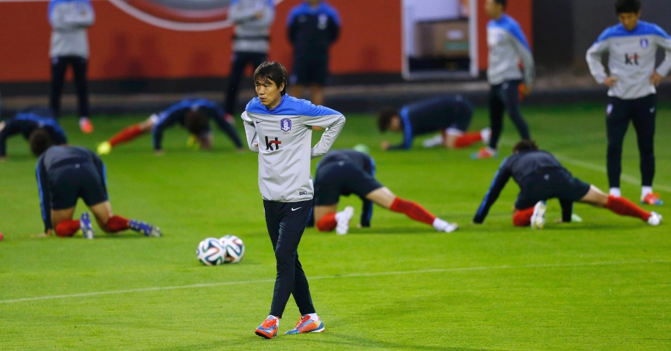 Treinador da Coreia do Sul, Hong Myung-bo, observa seus comandados treinarem