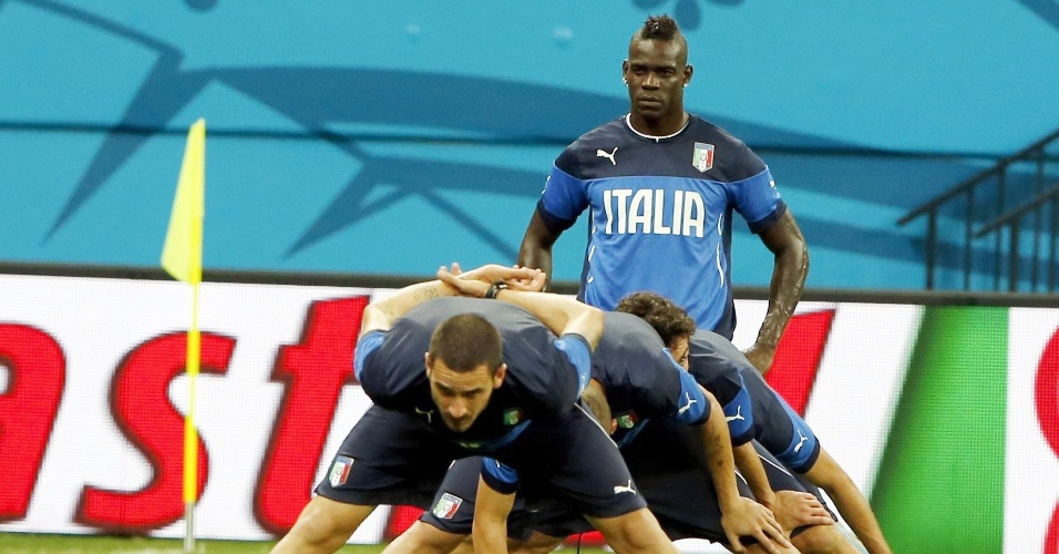 Último da fila em treinamento, Mario Balotelli deixa companheiros de Itália em atividade. A Itália estreia neste sábado, contra a Inglaterra
