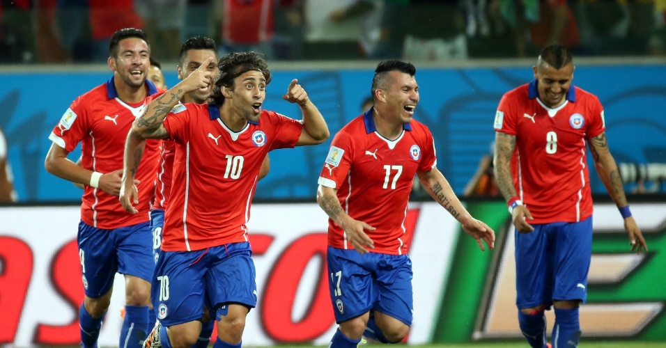 13.jun.2014 - Valdivia comemora após marcar o segundo gol do Chile contra a Austrália, na Arena Pantanal