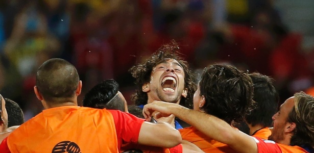 13.jun.2014 - Valdivia comemora com seus companheiros após marcar o segundo do Chile contra a Austrália