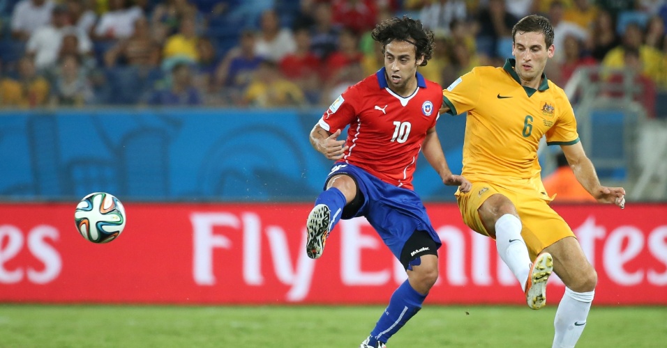 13.jun.2014 - Valdivia tenta dominar a bola marcado por Matthew Spiranovic, no jogo entre Chile e Austrália