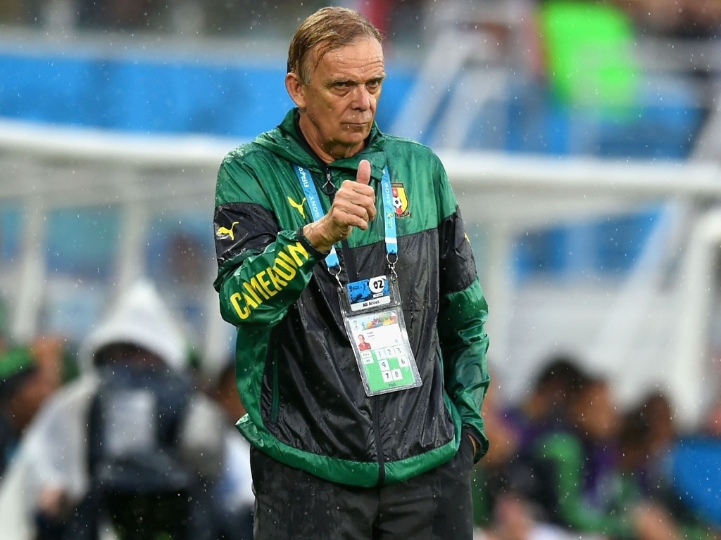 Volker Finke, técnico de Camarões, faz sinal de positivo durante jogo contra o México