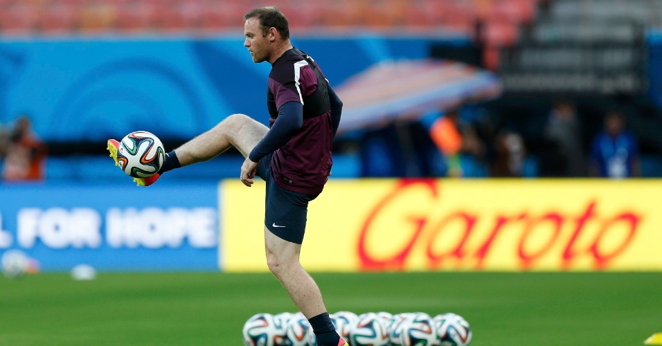 Wayne Rooney faz trabalho com bola em treino da seleção da Inglaterra na Arena Amazônia