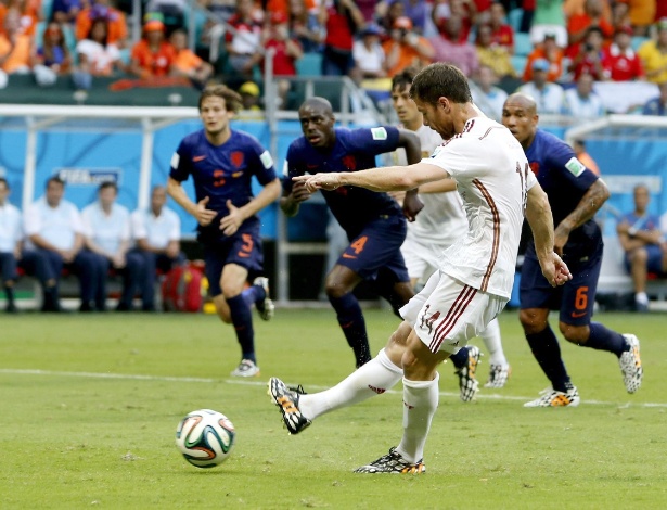 13.jun.2014 - Xabi Alonso cobra pênalti e coloca a Espanha na frente da Holanda, em jogo na Fonte Nova