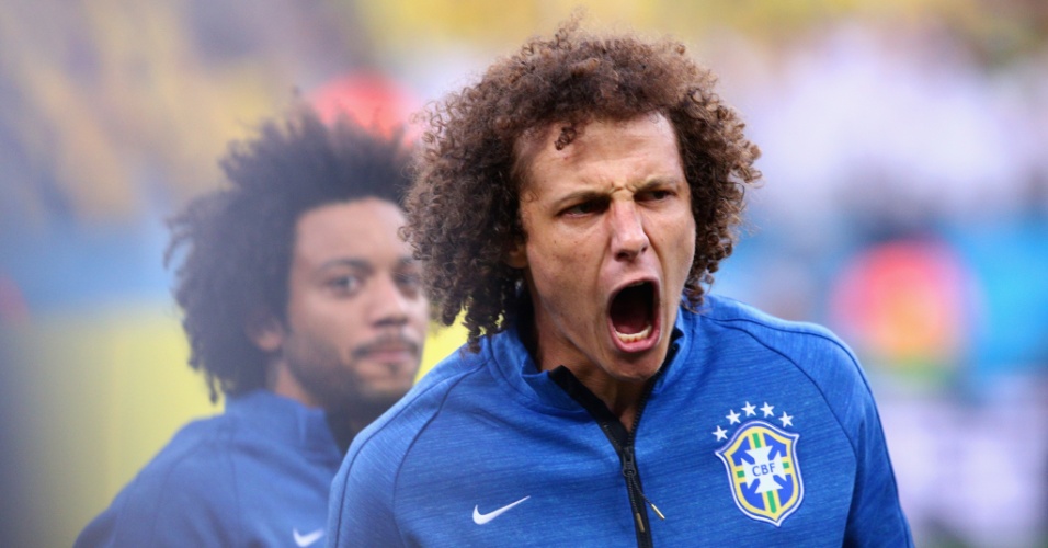 Zagueiro David Luiz vibra ao término do hino nacional brasileiro antes de estreia na Copa do Mundo contra a Croácia