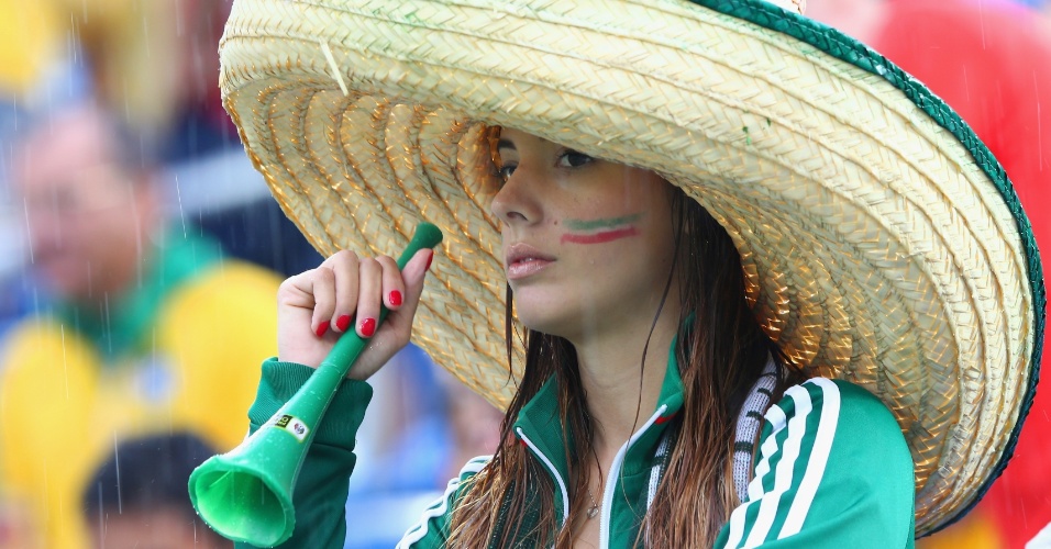 13.jun.2014 - Quase escondida pelo chapelão, bela torcedora mexicana mostra seu apoio na partida contra Camarões