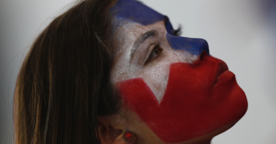 13.jun.2014 - Torcedora com o rosto pintado apoia o Chile na estreia com vitória do time de Valdivia