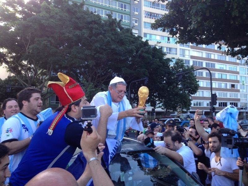 14-06-2014 - Sósia de papa Francisco faz parte das comemorações argentinas