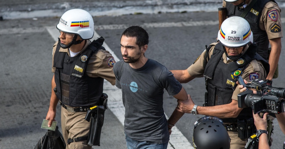 14.06.14 - Homem é detido pela polícia durante protesto em Belo Horizonte neste sábado