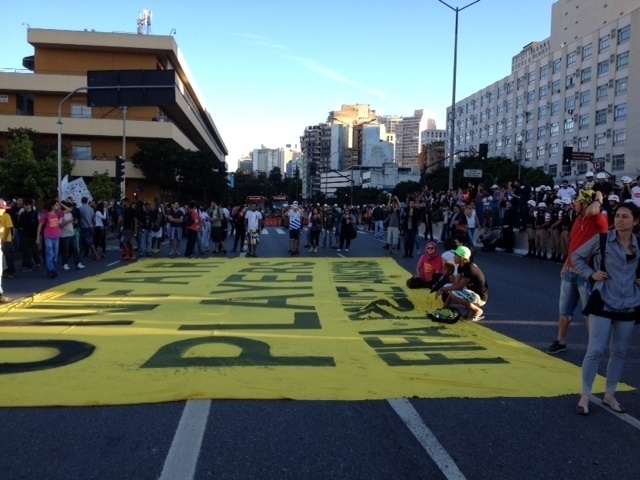 14.06.14 - Manifestantes se encaminham para a Praça da Estação, também no centro de BH