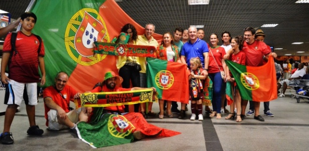 14.06.14 - Torcedores aguardam a chegada da seleção de Portugal em Salvador