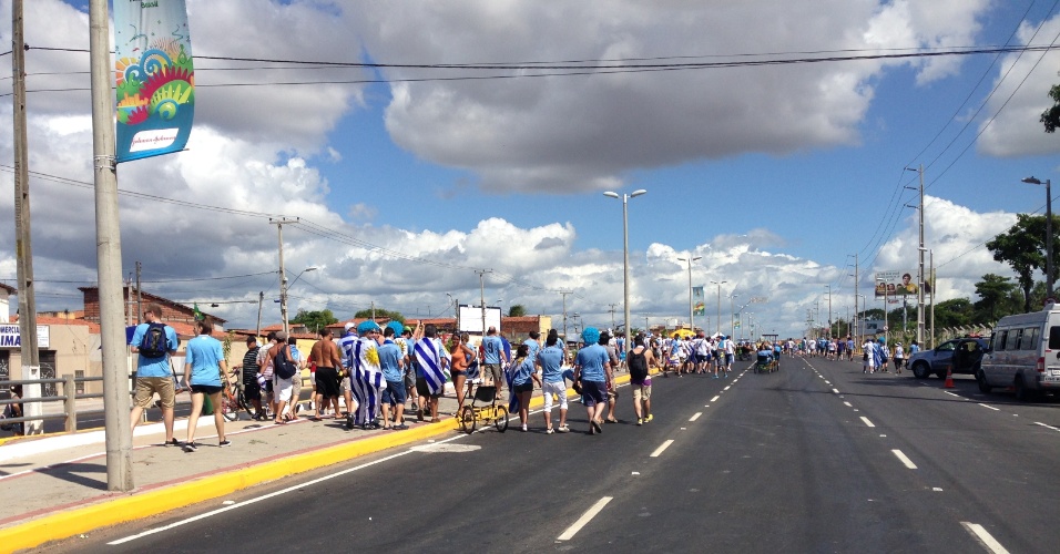14.06.2014 - Torcedores do Uruguai chegam ao Castelão para a partida contra a Costa Rica