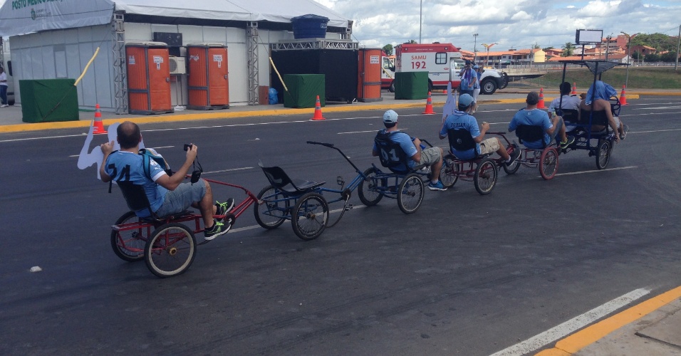 14.06.2014 - Torcedores do Uruguai chegam ao Castelão usando o 'bicicletáxi'