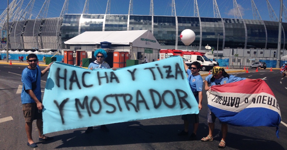 14.06.2014 - Torcedores do Uruguai se preparam para o duelo contra a Costa Rica no Castelão