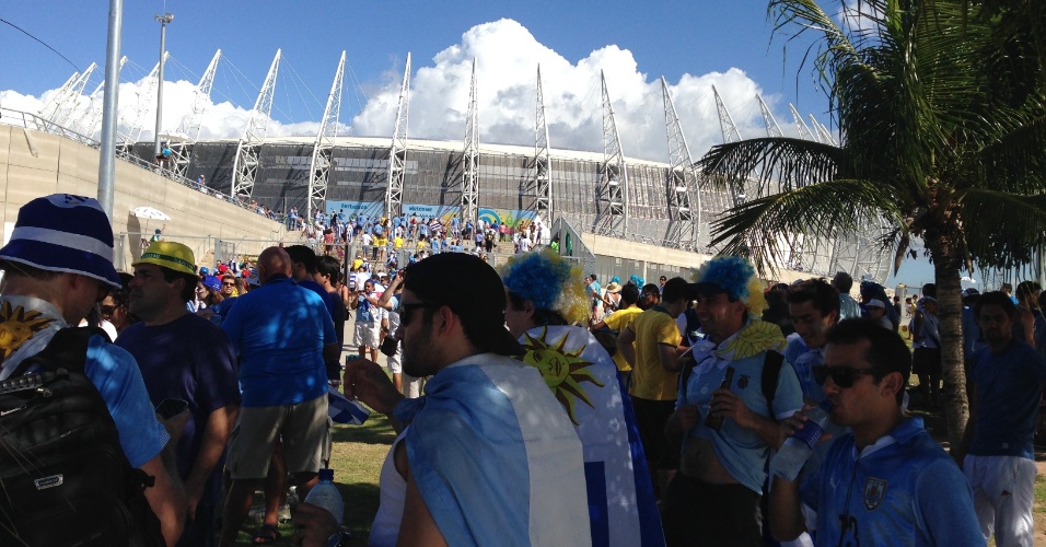 14.06.2014 - Torcedores do Uruguai se preparam para o duelo contra a Costa Rica no Castelão
