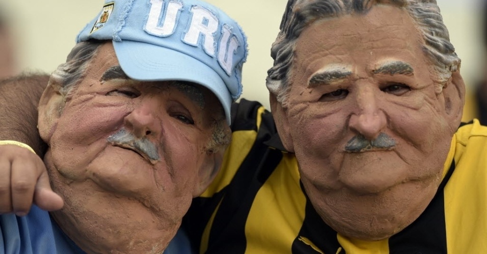 14.06.2014 - Torcedores do Uruguai usam máscara do presidente Jose Mujica