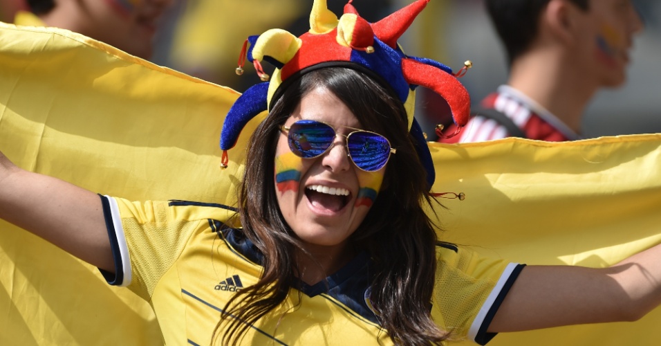 14.jun.2014 - Bandeira, rosto pintado e chapéu: torcedora não economiza acessórios na torcida pela Colômbia