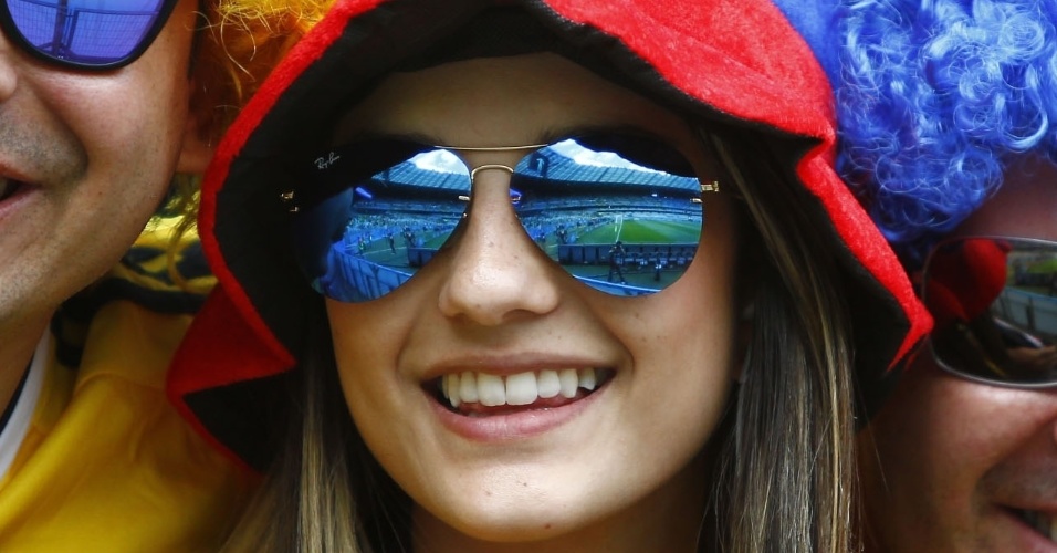 14.jun.2014 - Bela torcedora acompanha a estreia da Colômbia, contra a seleção da Grécia