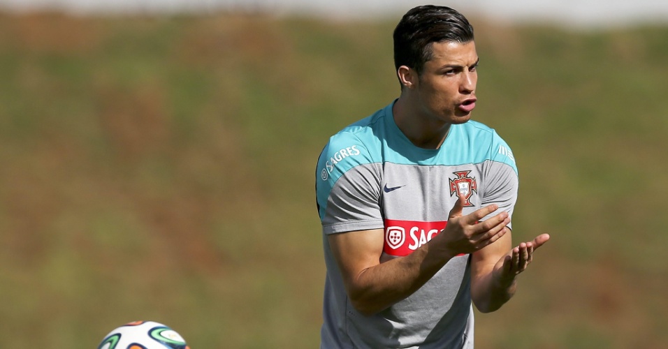 14.jun.2014 - Cristiano Ronaldo gesticula durante treinamento de Portugal em Campinas, neste sábado