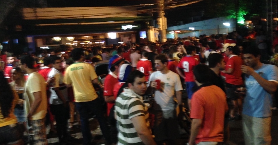 14.jun.2014 - Depois de Chile x Austrália, torcedores fazem festa em praça de Cuiabá