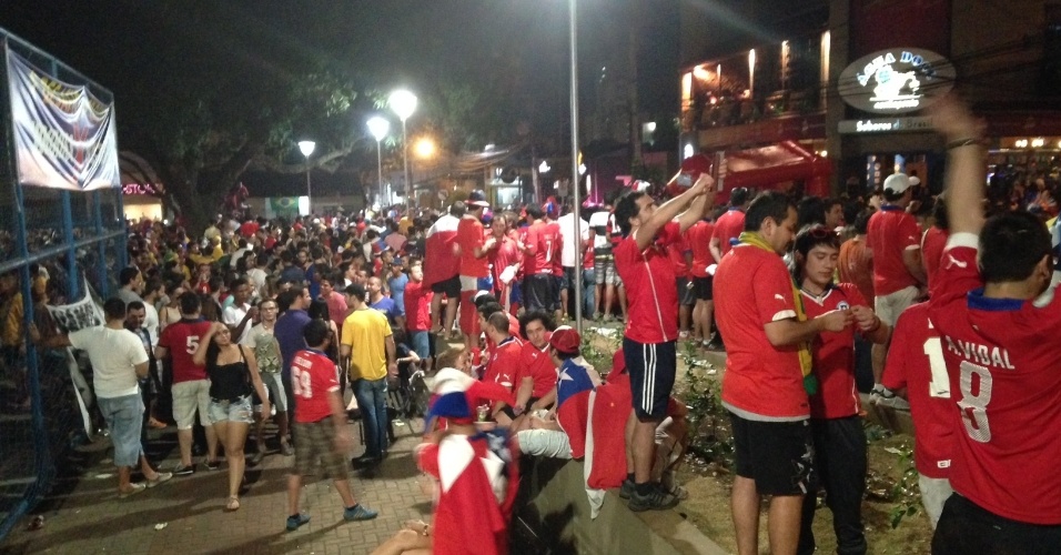 14.jun.2014 - Depois de Chile x Austrália, torcedores fazem festa em praça de Cuiabá