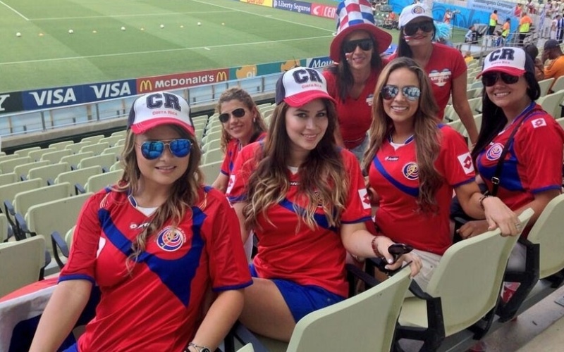 14.jun.2014 - Grupo de belas torcedoras da Costa Rica aguarda o confronto com o Uruguai, em Fortaleza