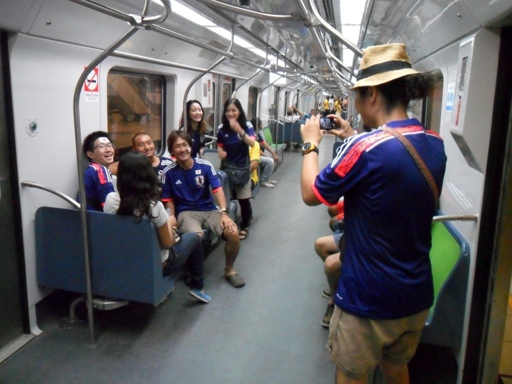 14.jun.2014 - Japoneses se divertem no metrô a caminho da Arena Pernambuco, palco de Japão x Costa do Marfim