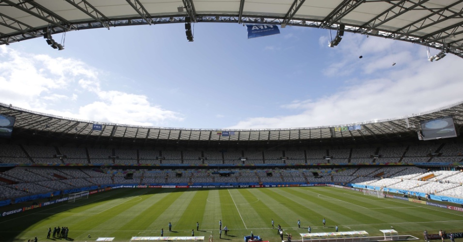 14.jun.2014 - Mineirão recebe os últimos ajustes antes da abertura dos portões para os torcedores de Colômbia e Grécia