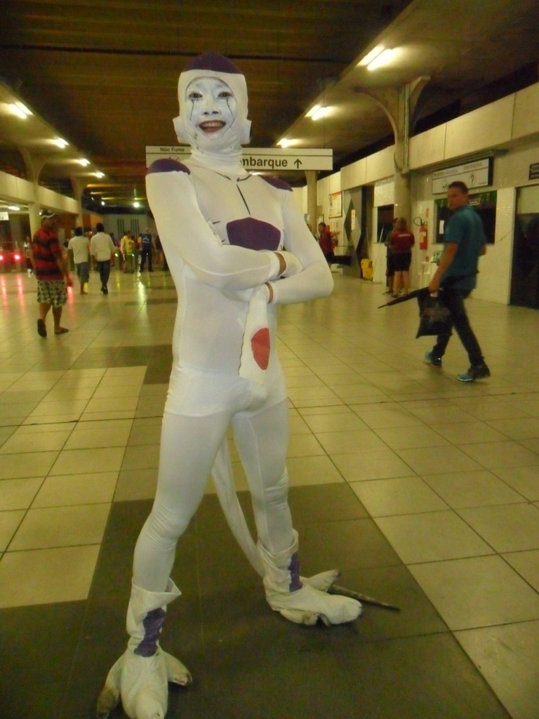 14.jun.2014 - Personagem fantasiado é atração na estação Central do Metrô de Recife antes de Japão x Costa do Marfim